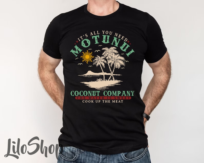 Pode incluir: Camiseta preta com um design gr&aacute;fico verde e branco com palmeiras, um sol e o texto "MOTUNUI" e "COCONUT COMPANY THE WATER IS SWEET COOK UP THE MEAT".