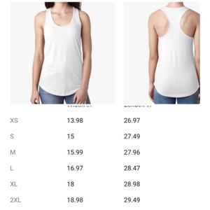Puede incluir: Camiseta blanca de tirantes con espalda nadadora y dobladillo curvo. La camiseta se muestra en una modelo que lleva pantalones vaqueros azules. Tabla de tallas con medidas en pulgadas.