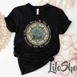 Puede incluir: Camiseta negra con un dise&ntilde;o de br&uacute;jula que presenta un barco y el texto "Second Star to the Right and Straight On Til Morning".
