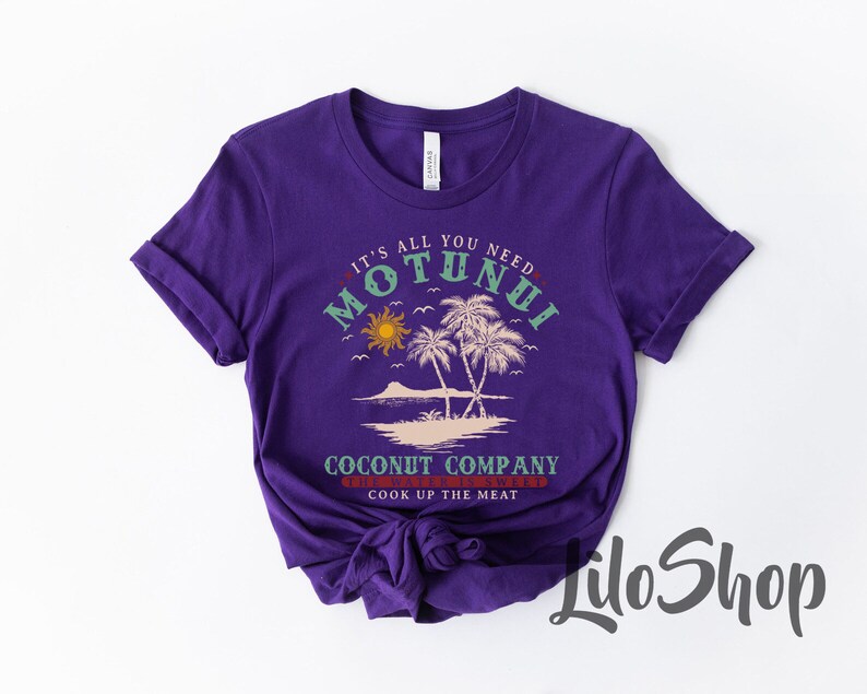 Pode incluir: Camiseta roxa de manga curta com um design gr&aacute;fico que apresenta palmeiras, um sol e o texto "It's all you need Motunui Coconut Company The water is sweet Cook up the meat".