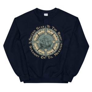 Puede incluir: Sudadera azul marino con un dise&ntilde;o de br&uacute;jula que presenta un barco y el texto "Second Star To The Right Straight On Til Morning".