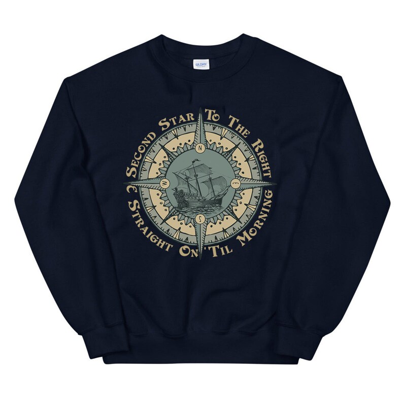 Puede incluir: Sudadera azul marino con un dise&ntilde;o de br&uacute;jula que presenta un barco y el texto "Second Star To The Right Straight On Til Morning".