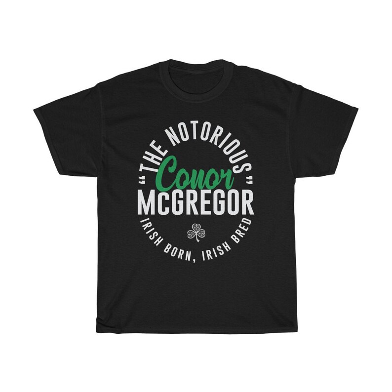 Le célèbre combattant graphique Conor McGregor porte un t-shirt unisexe Black