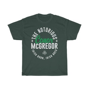 Le célèbre combattant graphique Conor McGregor porte un t-shirt unisexe Forest Green