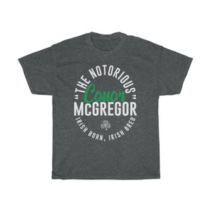 Le célèbre combattant graphique Conor McGregor porte un t-shirt unisexe Dark Heather