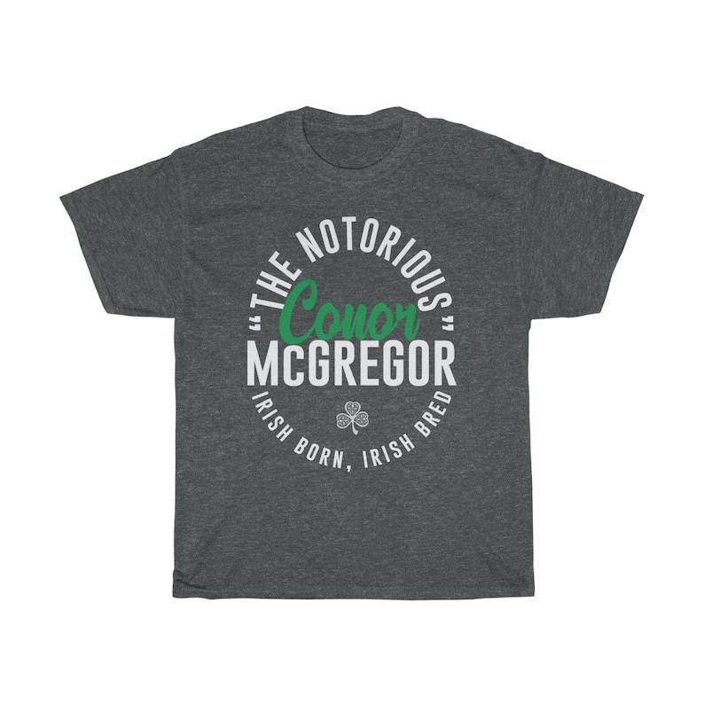 Le célèbre combattant graphique Conor McGregor porte un t-shirt unisexe Dark Heather