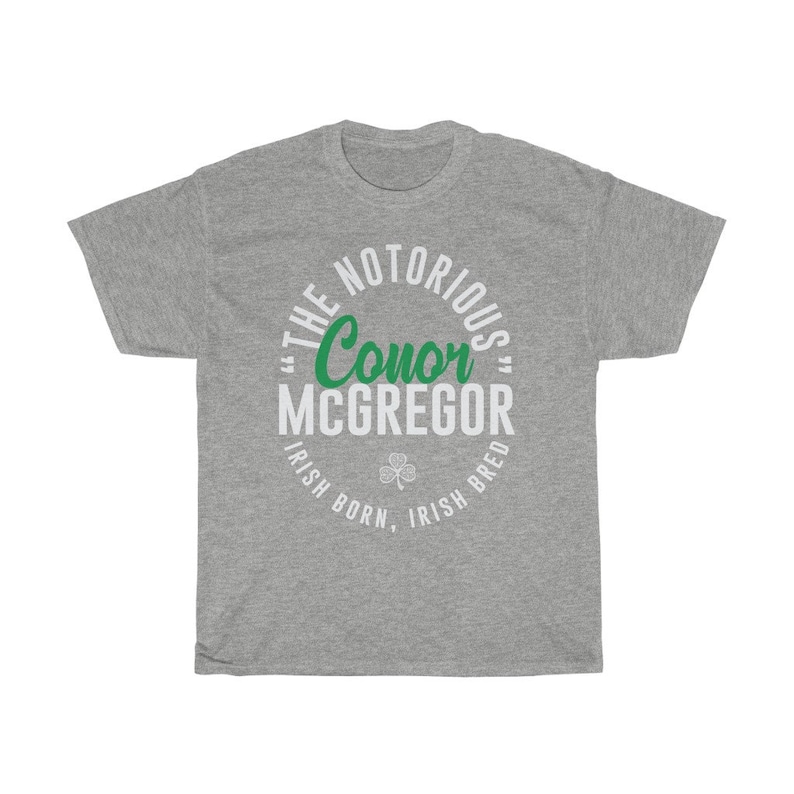 Le célèbre combattant graphique Conor McGregor porte un t-shirt unisexe Sport Grey
