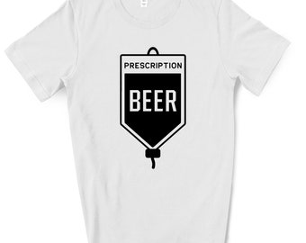Op de afbeelding: Wit T-shirt met een zwarte afbeelding van een infuuszak met de tekst "Prescription Beer" erop.