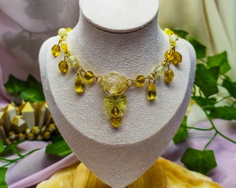 Collar de rosa dorada