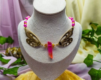 Collar de alas de libélula con colgante de punta de cristal rosa
