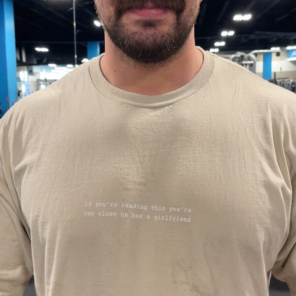 Übergroßes Gym T-Shirt - "Wenn du dies liest, bist du zu nahe, dass er eine Freundin hat" Pump Covers & Graphic Tee's für deinen Freund