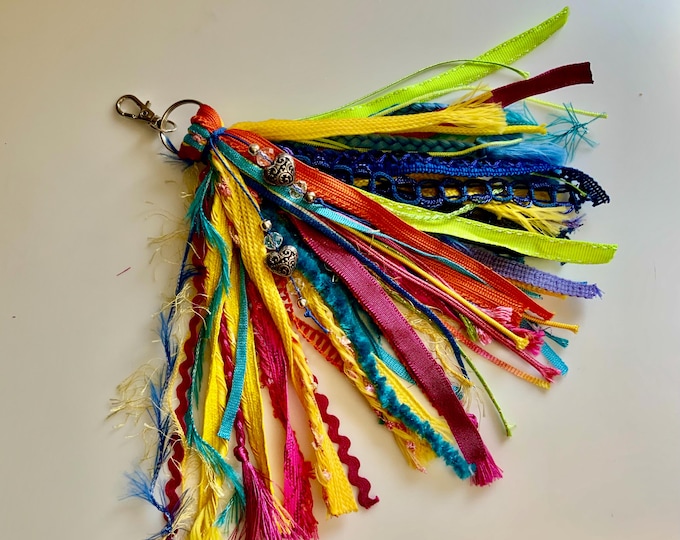 Confetti Fiber Tassel Keychain – Handmade Boho Bag Charm with Hearts & Rainbow Ribbons