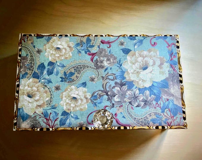 Romantic Floral Decorated Cigar Box – Handmade Keepsake Box with Crystal Knob, Vintage Style Storage for Jewelry or Special Memories