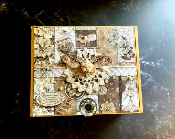 Victorian Decorated Cigar Box – Lace & Pearl Jewelry Box, Vintage-Inspired Memory Keepsake, Shabby Chic Trinket Storage, Vintage Lace