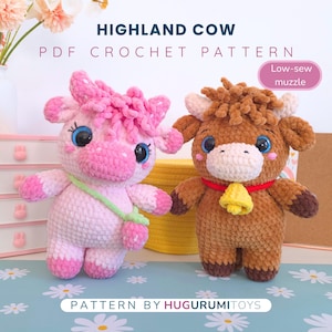 Può includere: Due peluche all'uncinetto a forma di mucca delle Highlands. Uno è rosa con un cinturino verde, l'altro è marrone con una campana gialla. L'immagine include il testo "HIGHLAND COW PDF CROCHET PATTERN" e "PATTERN BY HUGURUMITOYS".