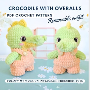 Op de afbeelding: Twee gehaakte krokodillenspeeltjes, één met open mond, draagt een perzikkleurige overall met houten knopen. De krokodillen zijn groen en geel met grote, glinsterende ogen. De tekst luidt "CROCODILE WITH OVERALLS PDF CROCHET PATTERN Removable outfit".
