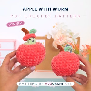 Puede incluir: Dos manzanas de ganchillo hechas a mano, una con un gusano asomando. Las manzanas son rojas con tallos marrones y hojas verdes. El texto de la imagen dice "APPLE WITH WORM PDF CROCHET PATTERN" y "PATTERN BY HUGURUMITOYS".