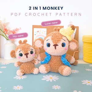 Op de afbeelding: Twee pluche apen gemaakt van bruin en beige garen. De kleinere aap is gelabeld No-sew, en de grotere aap draagt een blauw vest en een gele bananenhoed, gelabeld Low-sew. Tekst leest 2 IN 1 MONKEY PDF CROCHET PATTERN.