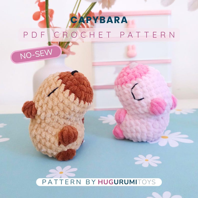 Pu&ograve; includere: Due peluche di capibara all'uncinetto, uno marrone e beige, l'altro rosa. L'immagine include il testo "CAPYBARA PDF CROCHET PATTERN" e "NO-SEW". Il modello &egrave; di Hugurumi Toys.