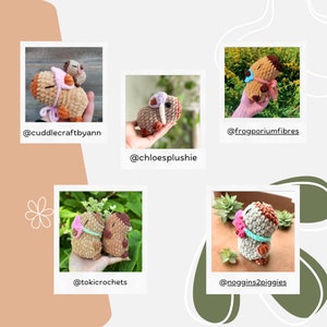 Pu&ograve; includere: Una collezione di peluche di animali fatti a mano all'uncinetto in vari colori, tra cui beige, marrone e rosa. Ogni peluche presenta dettagli unici ed &egrave; esposto in una cornice quadrata con il nome utente Instagram del creatore.