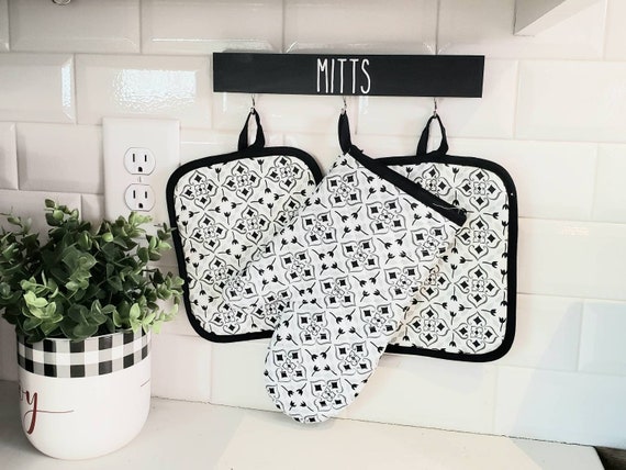 Oven Mitt Holder, Pot Holder Hanger, Kitchen Decor, Mothers Day,  Housewarming Gifts, Kitchen Storage,Kitchen Organizer, Kitchen Gadget