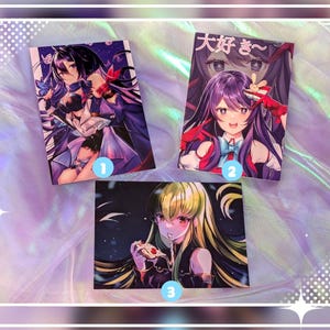 Könnte beinhalten: Drei Anime-Illustrationen mit weiblichen Figuren mit langen, violetten Haaren. Das erste Bild zeigt eine Figur in einem schwarzen und violetten Outfit, das zweite Bild zeigt eine Figur in einem roten und blauen Outfit und das dritte Bild zeigt eine Figur in einem schwarzen und weißen Outfit.