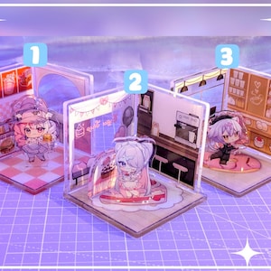Può includere: Tre espositori in acrilico con personaggi in stile anime in ambientazioni di caffè in miniatura. Ogni supporto presenta una scena diversa: un fast food, una panetteria e un bar. I personaggi sono in varie pose, aggiungendo un tocco giocoso agli espositori.