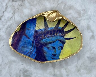 Decoupage Clam Shell Decor, Statue of Liberty Art, Handmade Ring Dish