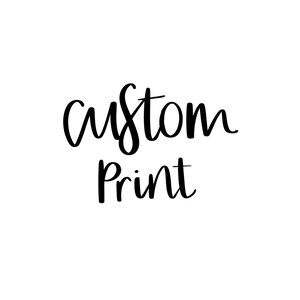 Puede incluir: Texto "Custom Print" en fuente cursiva negra sobre un fondo blanco.