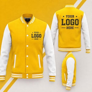 Op de afbeelding: Een geel varsity-jack met witte mouwen, voorzien van een drukknoopsluiting en gestreepte geribbelde boorden bij de kraag, mouwen en zoom. De tekst YOUR LOGO HERE staat in zwarte letters op de linkerborst en in een groter formaat op de rug.