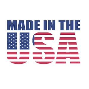 Może przedstawiać: Fraza "MADE IN THE USA" jest wyświetlana pogrubioną, ciemnoniebieską czcionką nad literami "USA", kt&oacute;re są zaprojektowane z czerwono-białymi paskami i niebieskimi polami gwiazd, przypominającymi amerykańską flagę.