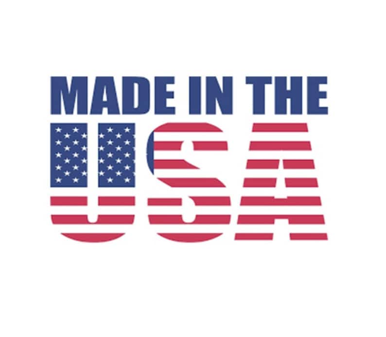 Może przedstawiać: Fraza "MADE IN THE USA" jest wyświetlana pogrubioną, ciemnoniebieską czcionką nad literami "USA", kt&oacute;re są zaprojektowane z czerwono-białymi paskami i niebieskimi polami gwiazd, przypominającymi amerykańską flagę.