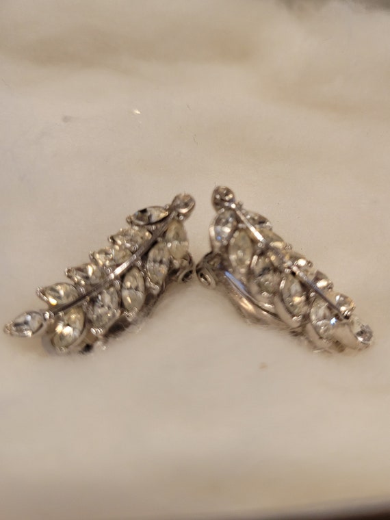 Vintage pair of Ciner NY jewelry clip on leaf earr