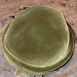 Vintage 1960's Union Made Velvet Green twist bow round hat image 5