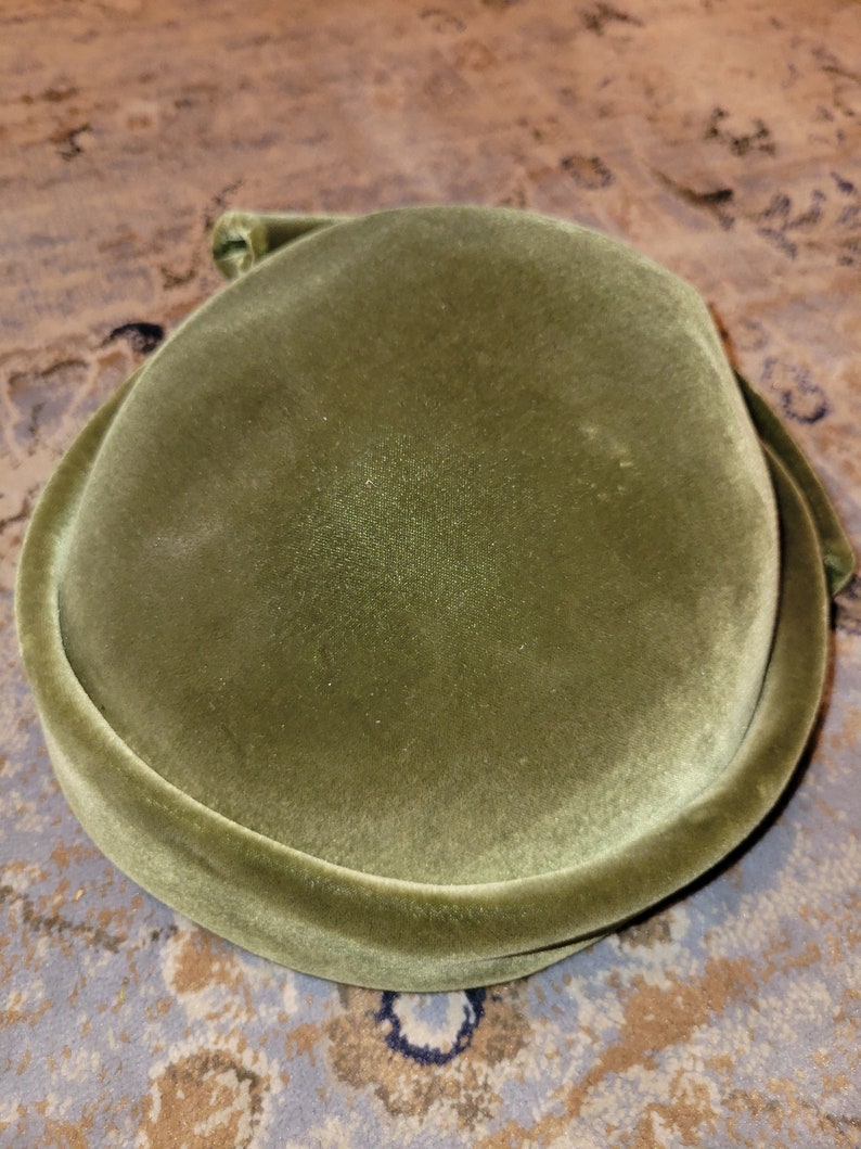 Vintage 1960's Union Made Velvet Green twist bow round hat image 5