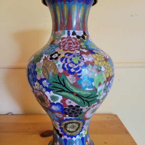 Vase fleuri vintage en laiton émaillé