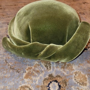 Vintage 1960's Union Made Velvet Green twist bow round hat image 1