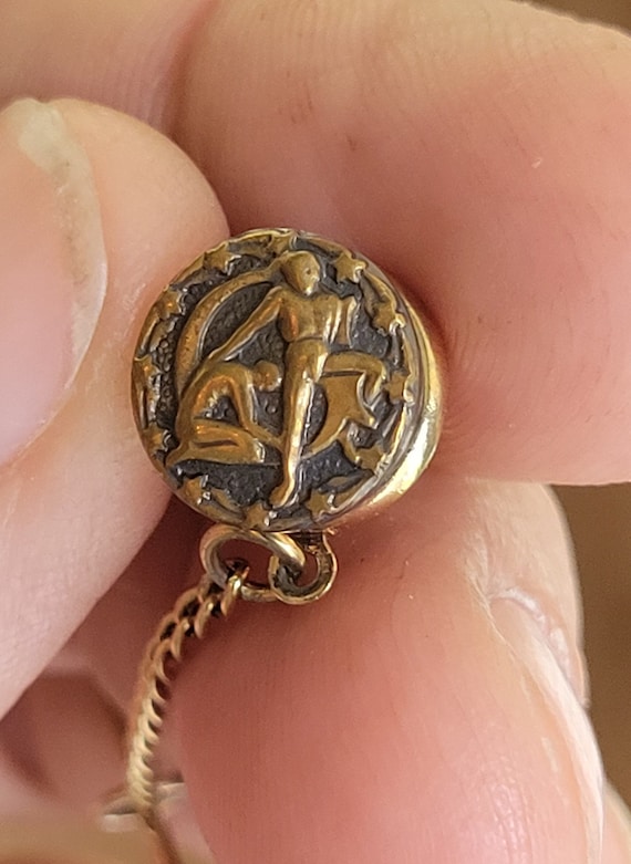 Vintage 1970s  Tie Tack with a kneeling man and a 