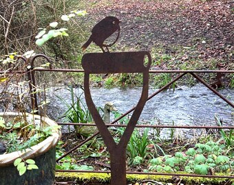 Petirrojo en una pala. Estaca de metal para macetas. Arte de jardín oxidado. Decoración para macizos de flores.