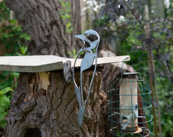 James el pájaro carpintero. Pájaro de acero. Adorno de jardín.