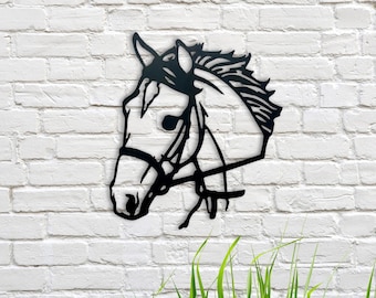 Cabeza de caballo de acero con brida. Gran obra de arte en metal.