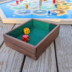 Handgefertigte Holzwürfelschale: Hartholz mit Filz ausgelegt