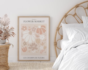 Könnte beinhalten: Ein gerahmter Druck mit einem floralen Design in Rosa-, Braun- und Weißtönen. Der Druck enthält den Text "Paris Flower Market" und "Les Champs de Fleurs" in Schwarz.