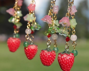 Porte-clés fraise avec pendentifs pétales de fleur, joli cadeau pour elle, charme de sac esthétique coquette