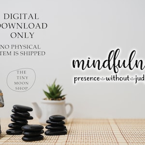 以下が含まれることがあります： 白い壁に「DIGITAL DOWNLOAD ONLY NO PHYSICAL ITEM IS SHIPPED THE TINY MOON SHOP mindfulness presence without judgement」というテキストが書かれた背景に、編まれたマットの上に、祈りのポーズをとった銀色の仏像が置かれ、黒い石が積み重ねられています。