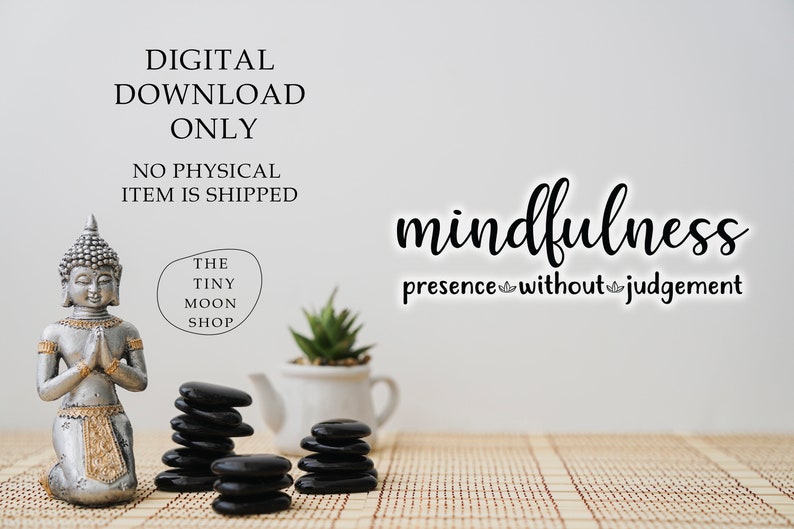 以下が含まれることがあります： 白い壁に「DIGITAL DOWNLOAD ONLY NO PHYSICAL ITEM IS SHIPPED THE TINY MOON SHOP mindfulness presence without judgement」というテキストが書かれた背景に、編まれたマットの上に、祈りのポーズをとった銀色の仏像が置かれ、黒い石が積み重ねられています。