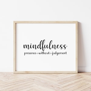 以下が含まれることがあります： 白い背景に黒い筆記体で「mindfulness presence without judgement」と書かれた額装されたプリント