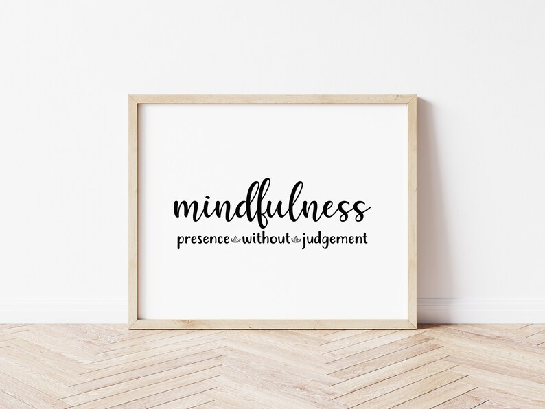 以下が含まれることがあります： 白い背景に黒い筆記体で「mindfulness presence without judgement」と書かれた額装されたプリント