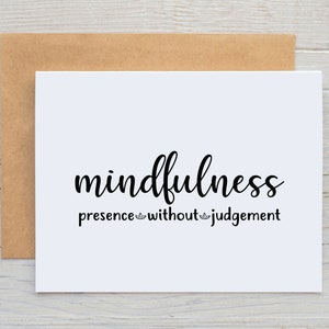 以下が含まれることがあります： 「mindfulness presence without judgement」と黒文字で書かれた白いカードです。