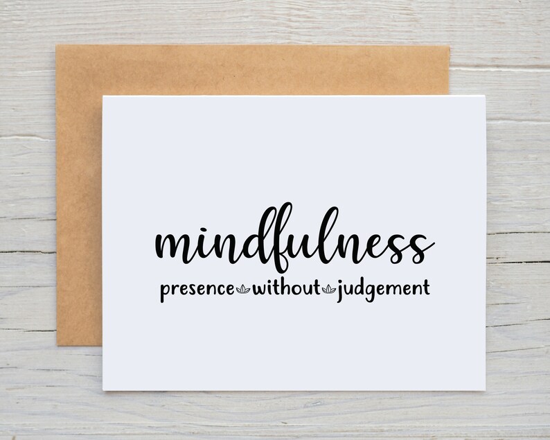 以下が含まれることがあります： 「mindfulness presence without judgement」と黒文字で書かれた白いカードです。